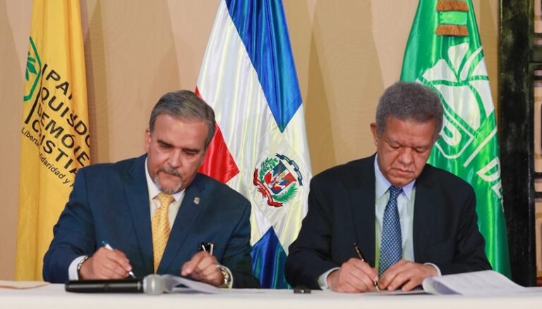 Elias-Wessin-Chavez-y-Leonel-Fernandez-firman-el-acuerdo-de-alianza