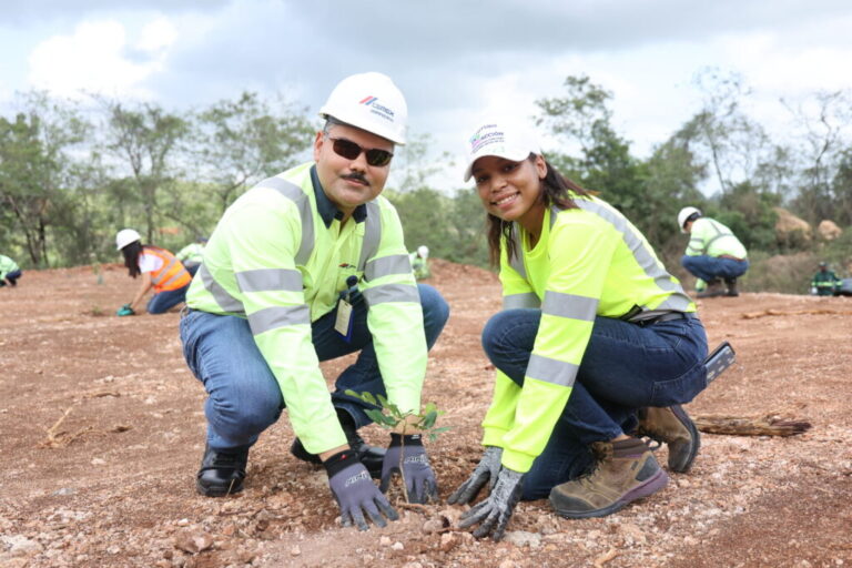 juan-gabriel-rijo-director-de-operaciones-y-marielle-torres-coordinadora-de-sostenibilidad-junio-2023-1024x683-1