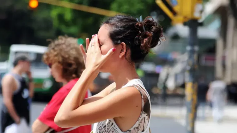 Mujer-intenta-cubrirse-de-las-luz-del-sol-por-las-altas-temperaturas-en-esta-nueva-ola-de-calor.jpg
