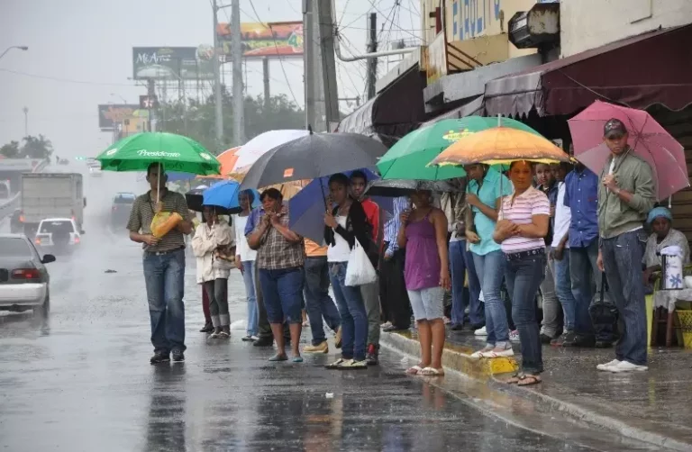 Peatones-se-cubren-lluvias-rd