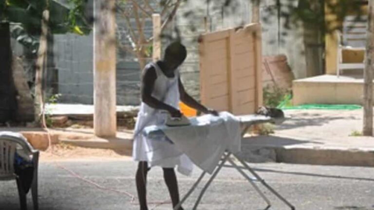 calor-mujer-plancha-en-la-calle-26f618e4-focus-0-0-896-504