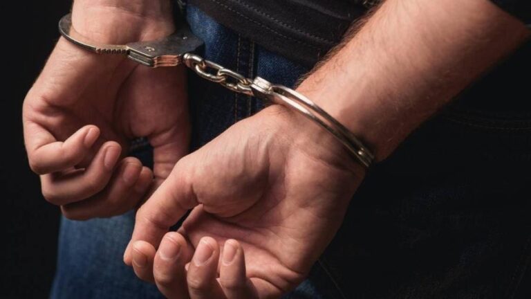 un-hombre-detenido-52708837-focus-0-0-896-504