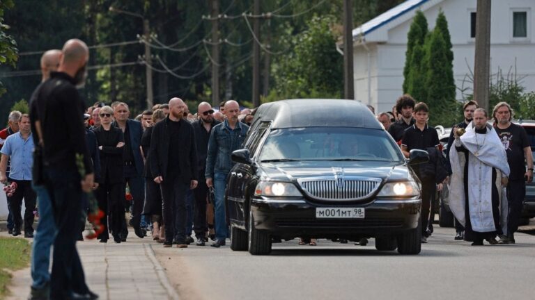Prigozhin-es-enterrado-en-San-Petersburgo-sin-presencia-de-dirigentes-politicos