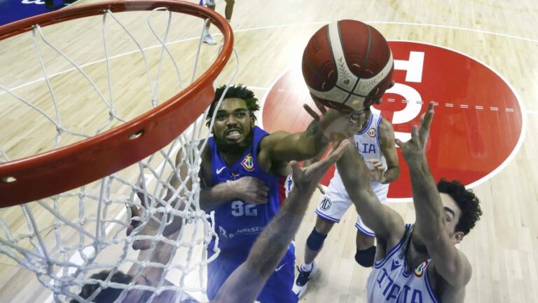 karl-anthony-towns-batalla-rebote-contra-alessandro-pajola-de-italia-el-27823yong-teck-lim-pool-foto-via-ap-477d1448-focus-min0.05-0.2-896-504