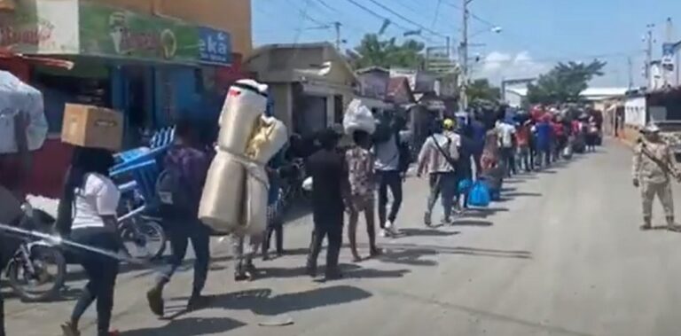 Haitianos-mientras-abandonaban-en-masa-la-Republica-Dominicana-este-lunes-25-de-septiembre-2023