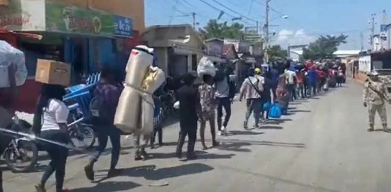 Haitianos-mientras-abandonaban-en-masa-la-Republica-Dominicana-este-lunes-25-de-septiembre-2023