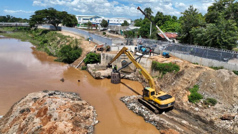 Foto-2.-Vista-aerea-de-la-obra-de-toma-rehabilitada-y-trayectoria-del-canal-La-Vigia-scaled