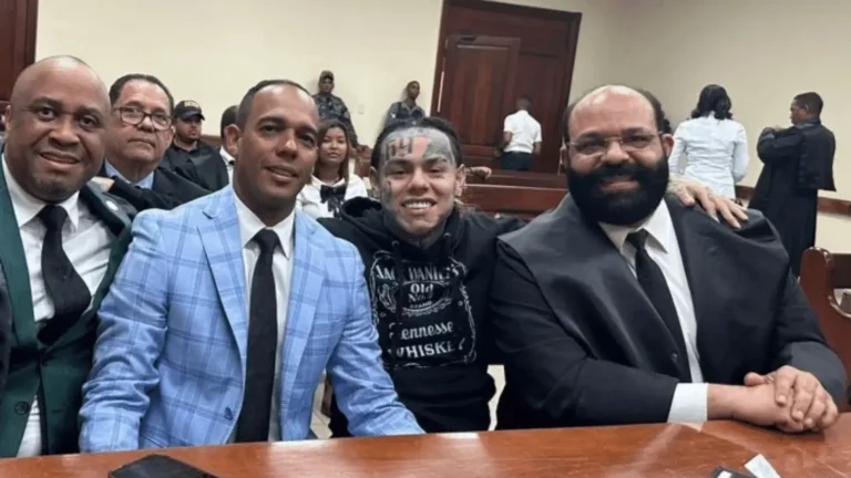 Tekashi-junto-a-sus-abogado.jpeg