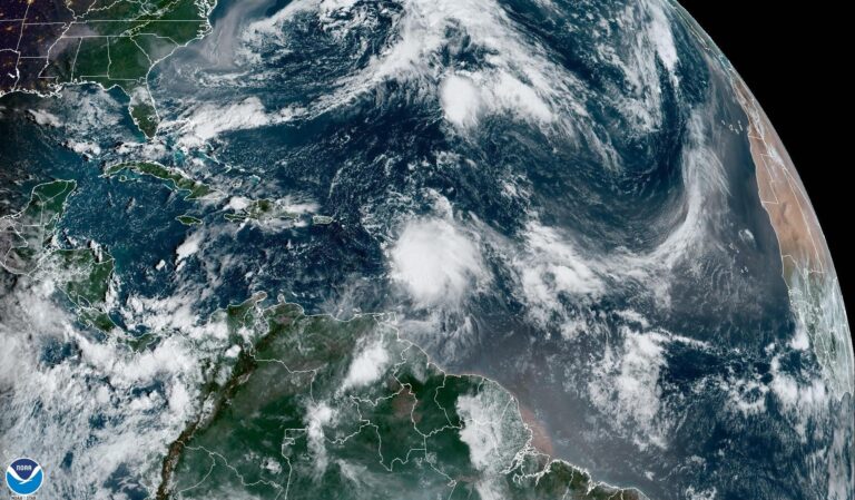Philippe causará inundaciones en noreste del Caribe y puede intensificarse hasta huracán