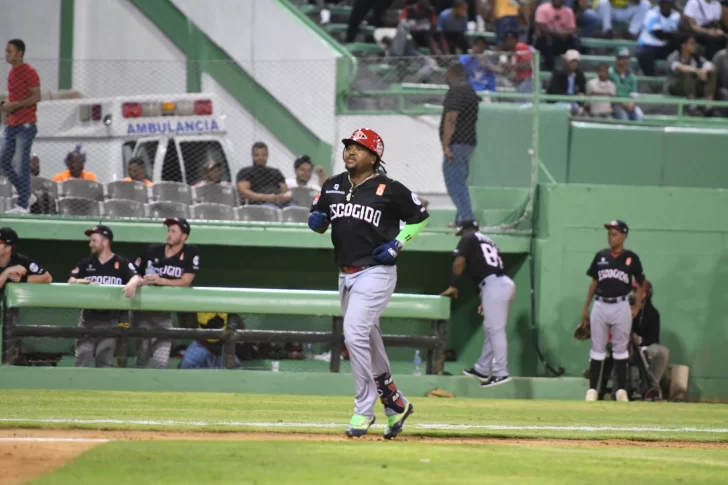 Jose-Ramirez-luego-de-conectar-jonron-ante-Estrellas_22.11.23-728x485-1