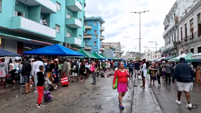Cubanos-haciendo-filas-para-tratar-de-comprar-alimentos-en-La-Habana