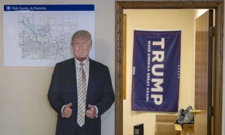 Un-carton-recortado-del-ex-presidente-estadounidense-y-aspirante-a-la-presidencia-de-2024-Donald-Trump.-AFP-728x436