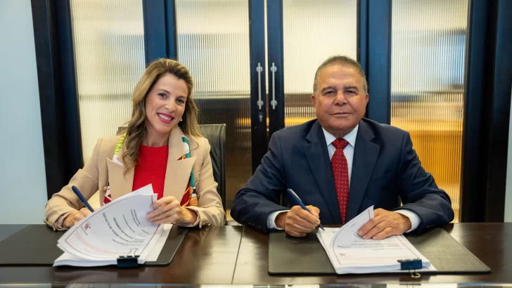 Paula-Cerrillo-de-Marriott-International-y-Angel-Garcia-Berroa-Presidente-de-River-Beach-Corporation-firman-acuerdo--728x410