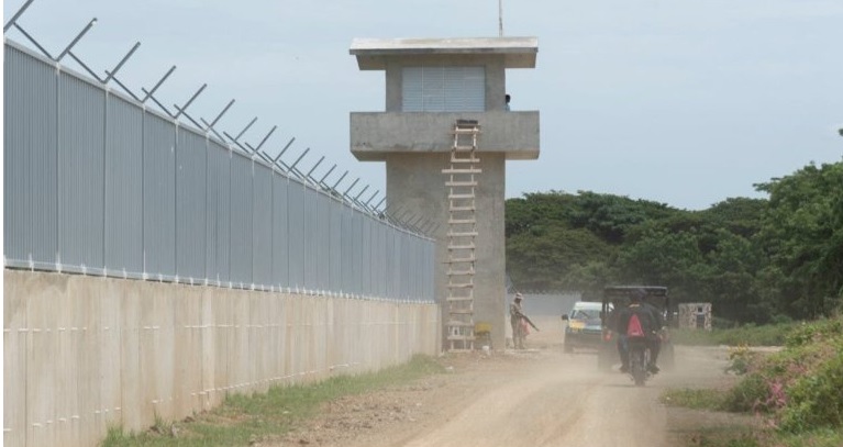 Verja-en-la-frontera-de-Republica-Dominicana-y-Haiti