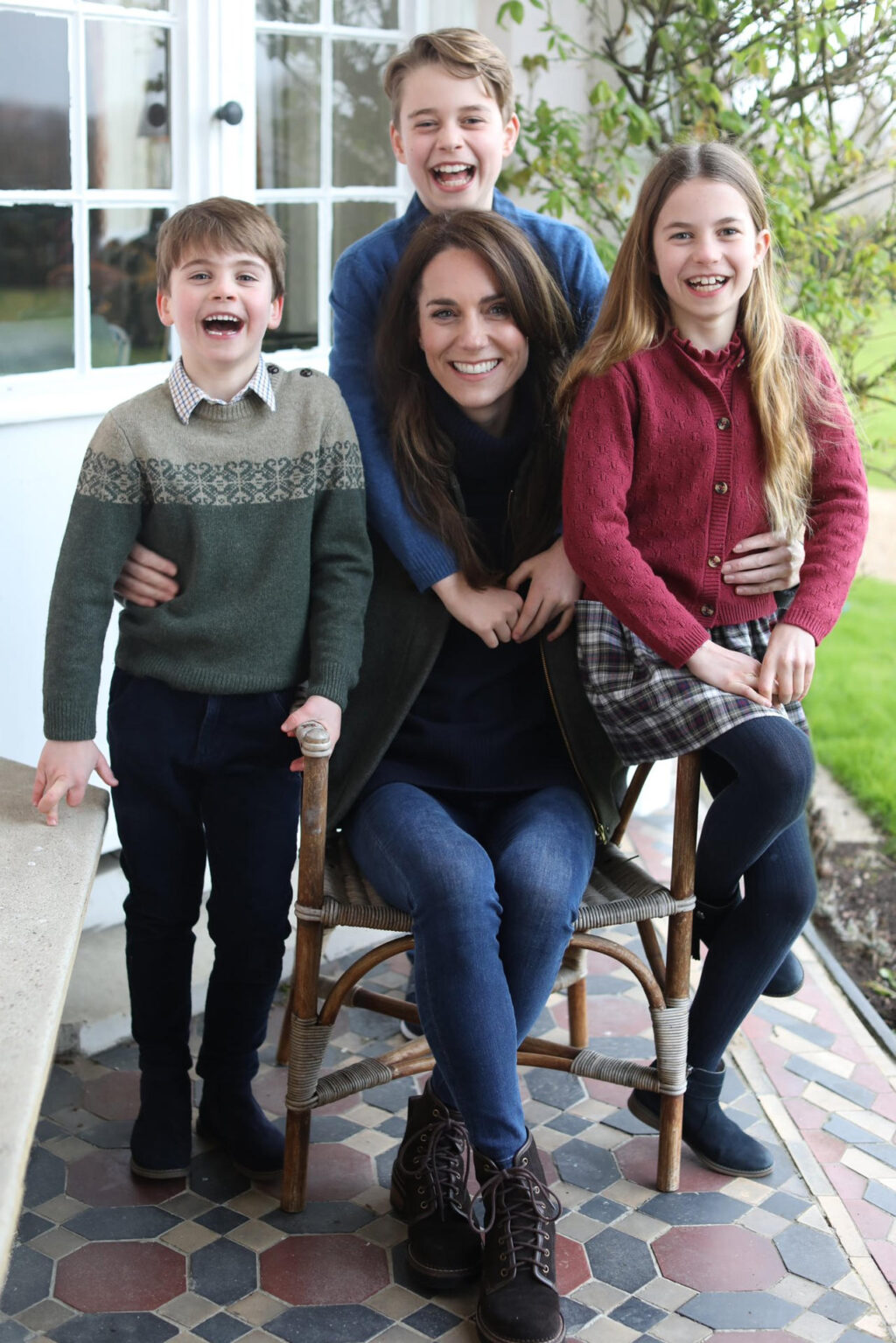 Actualiza con advertencia de EFE sobre el supuesto retoque de la foto de la princesa de Gales con sus hijos