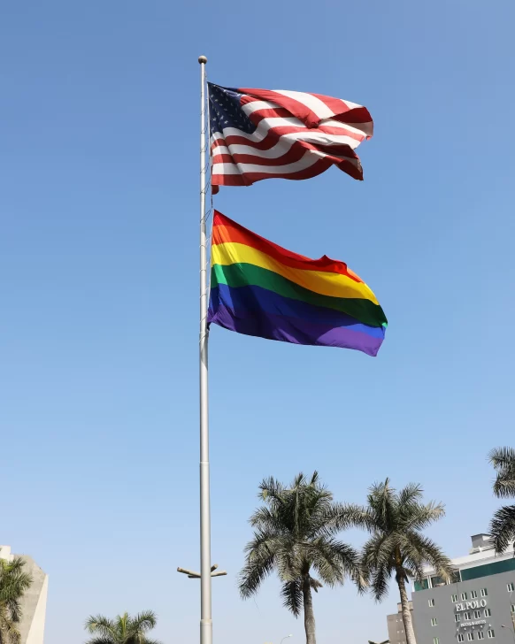 Bandera-LGTBIQ-en-la-embajada-de-Estados-Unidos.-582x728