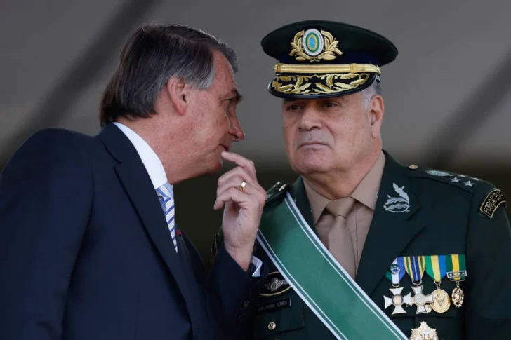 Bolsonaro-habla-al-jefe-del-Ejercito-Marco-Antonio-Freire-Gomes-728x485