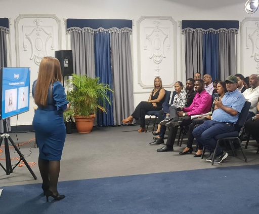 Charlistas_de_espalda