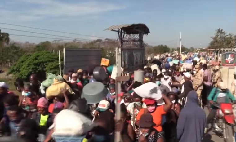 Haitianos-cruzando-a-la-Republica-Dominicana-a-abastecerse