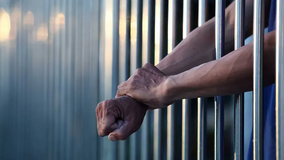 Hombre-en-prision-con-barrotes.jpg