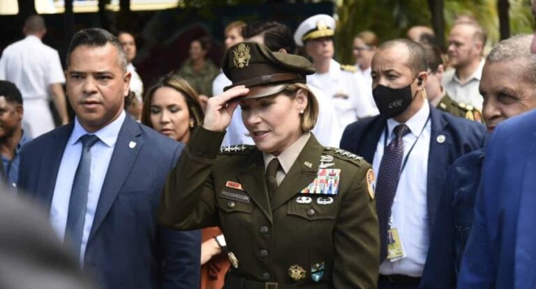 Laura-Jane-Richardson-jefa-del-Comando-Sur-estadounidense-durante-una-visita-a-la-Republica-Dominicana.-Richardson-no-descarta-el-envio-de-fuerzas-ante-crisis-en-Haiti.-2