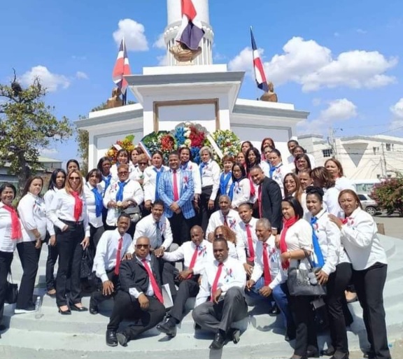 Posando_en_ofrenda_floral