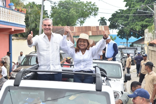Abinader_con_Aracelis