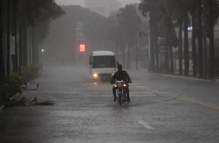 Franklin-se-mueve-hacia-el-norte-dominicano-con-lluvias-intensas-en-la-costa-caribena6-728x476