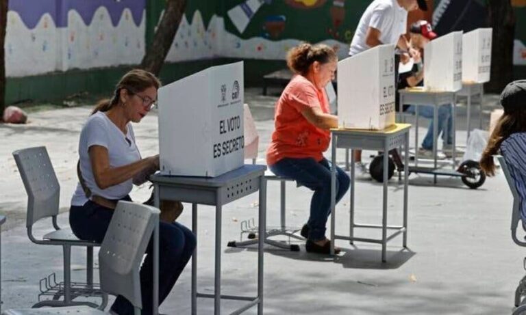 cierran-urnas-en-ecuador-12926