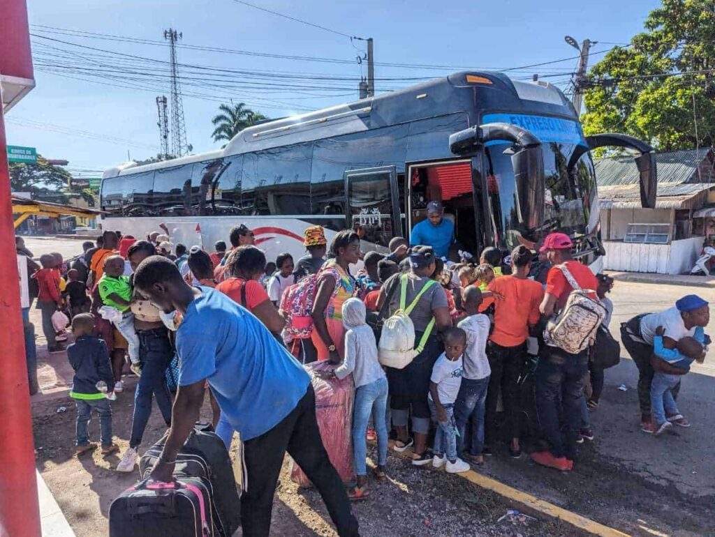haitianos-abandonan-el-pais-tras-el-cierre-de-la-fronera-foto-cesar-jimenez-02