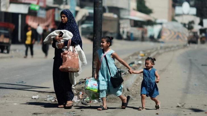 2024-05-15T132724Z_665009157_RC20R7A23V95_RTRMADP_3_ISRAEL-PALESTINIANS-GAZA-DISPLACED-FAMILY-728x410