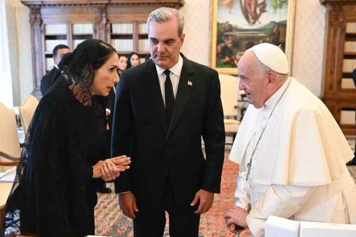 Raquel-Arbaje-Luis-y-el-papa-Francisco.-728x485