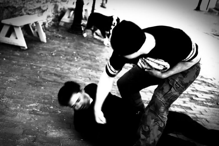 defensa-personal-pelea-callejera-suelo