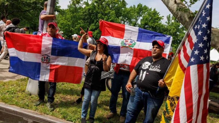 dominicanos-muestran-apoyo-a-trump-durante-mitin_3-focus-min0.11-0.21-896-504