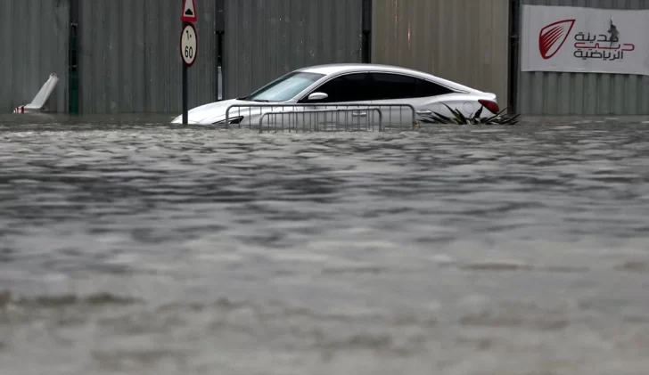 Fuertes-lluvias-e-inundaciones-paralizan-aeropuertos-y-carreteras-de-Dubai-728x421