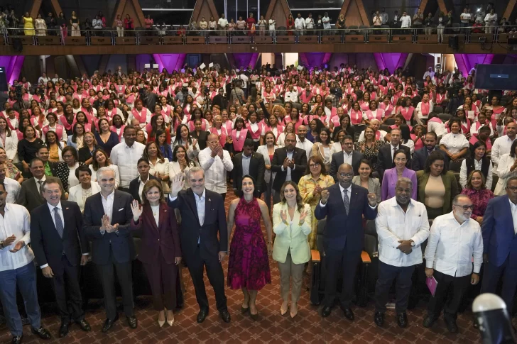 Pte.-Luis-Abinader-Gloria-Reyes-y-otros-funcionarios-gubernamentales-junto-a-las-Mujeres-SUPEREmprendedoras-728x485