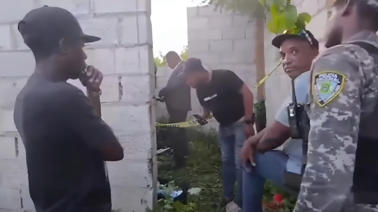 Autoridades-y-curiosos-en-el-lugar-de-la-muerte-de-adolescente-en-sector-Anamuya