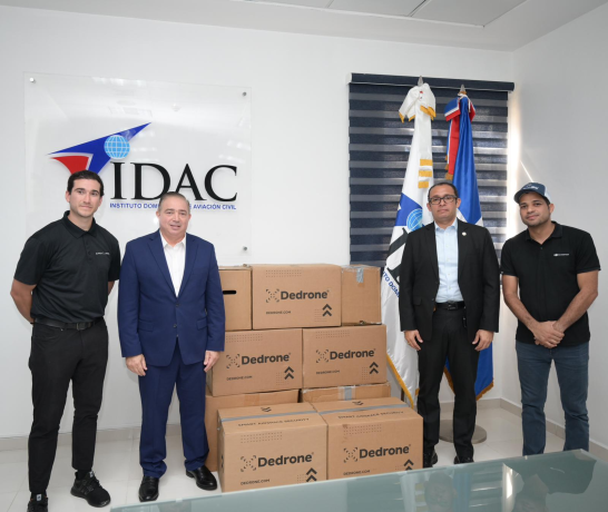 El-director-general-del-IDAC-en-el-momento-de-entregar-los-equipos-al-mayor-general-Jimmy-Arias-Grullon-1