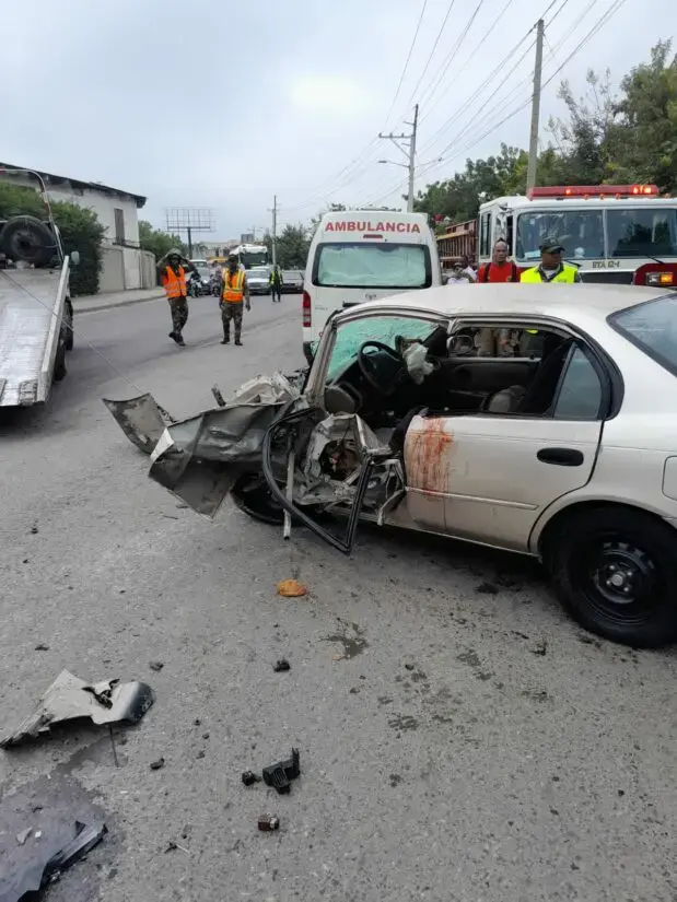 911-coordina-asistencia-en-accidente-entre-jeepeta-y-vehiculo-de-transpo.jpeg