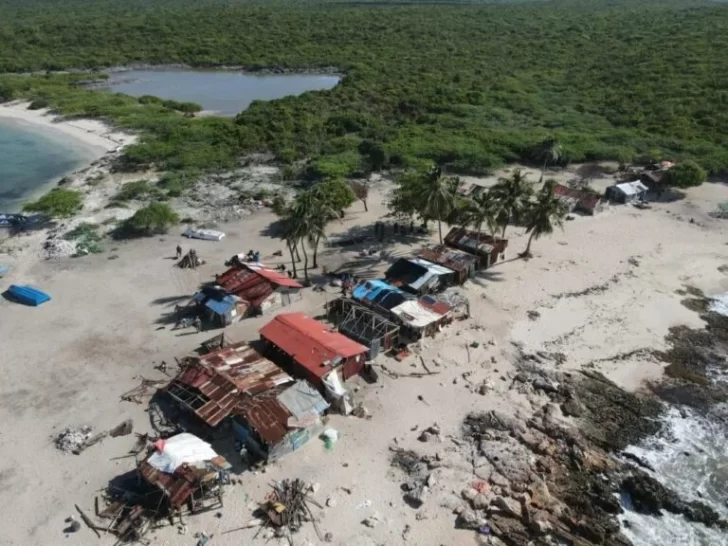 Autoridades-destruyen-casuchas-levantadas-en-zonas-protegidas-y-apresan-a-35-haitianos-728x546