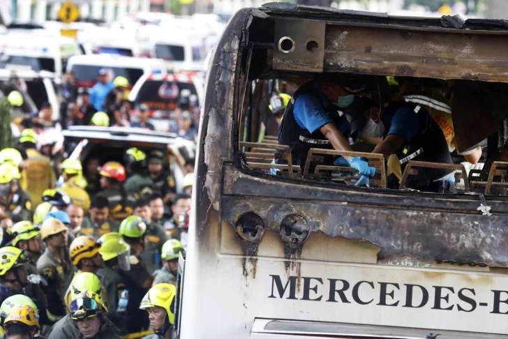 Al-menos-20-estudiantes-mueren-al-incendiarse-un-autobus-en-Bangkok-728x486