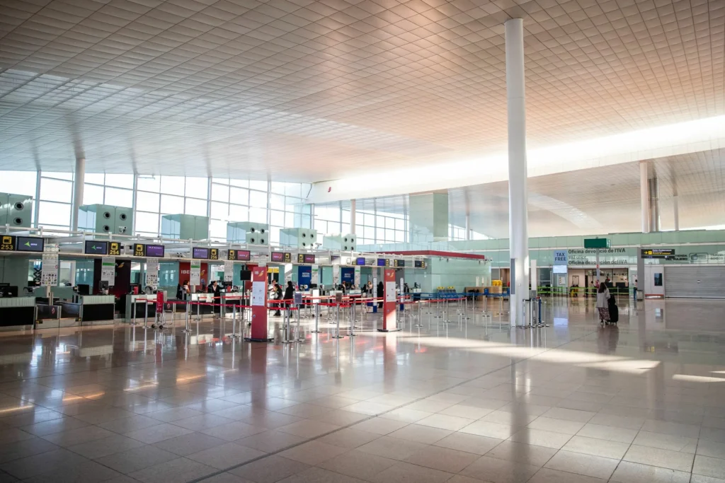 europapress-2729299-aeropuerto-prat-barcelona-sexto-dia-confinamiento-declaracion-estado-alarma-scaled