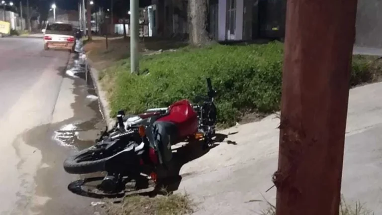 Moto_y_poste_de_luz