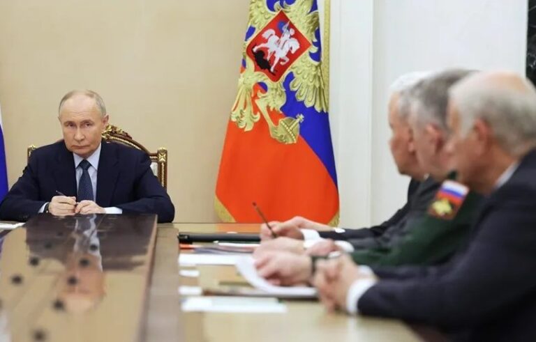 Putin-y-alto-mando-e1732360215861