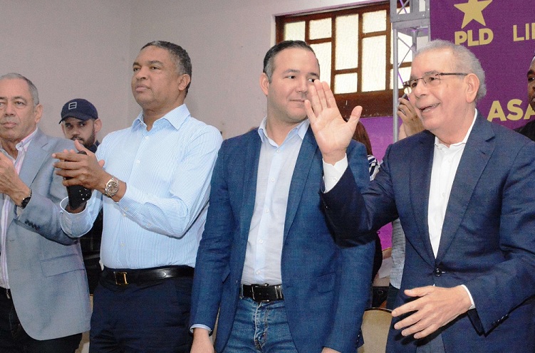 Danilo-Medina-a-la-derecha-y-otros-dirigentes-del-PLD-durante-una-asamblea-de-diigentes-de-este-partido-en-San-Pedro-de-Macoris