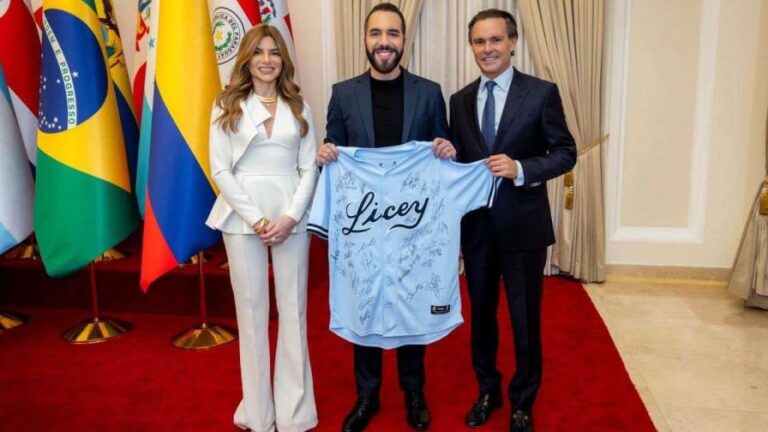 licey-obsequia-chaqueta-firmada-al-presidente-nayib-bukele-focus-0-0-896-504
