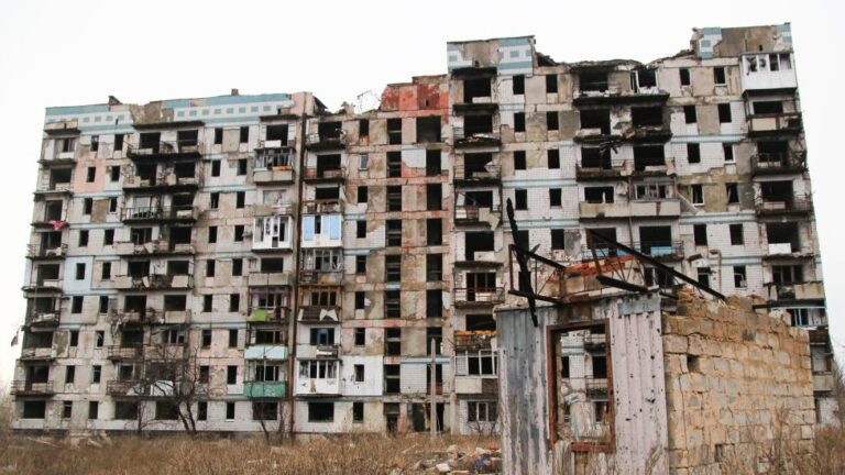 _122920754_damagedbuildingdonetsk