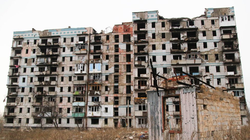 _122920754_damagedbuildingdonetsk
