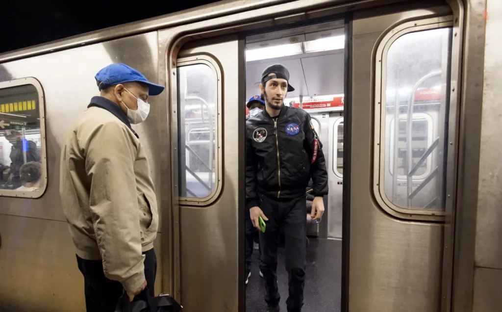 nueva-york-levanta-el-mandato-de-llevar-mascarillas-en-los-medios-de-transporte