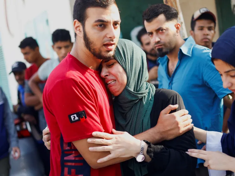 palestinos-lloran-muerte-familiares-asesinados-israel-este-martes-24-octubre-khan-younis-sur-gaza_103-768x576